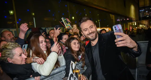Cesare Cremonini torna a graffiare come un'esordiente con Paparazzi