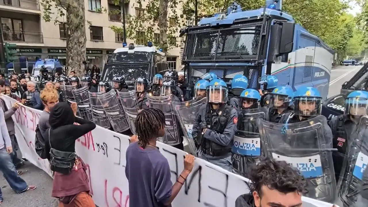 Vannacci a Torino, presidio degli antagonisti per contestarne la presenza