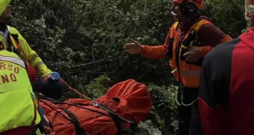 Nago-Torbole, cade per sei metri in falesia: soccorritore ferito