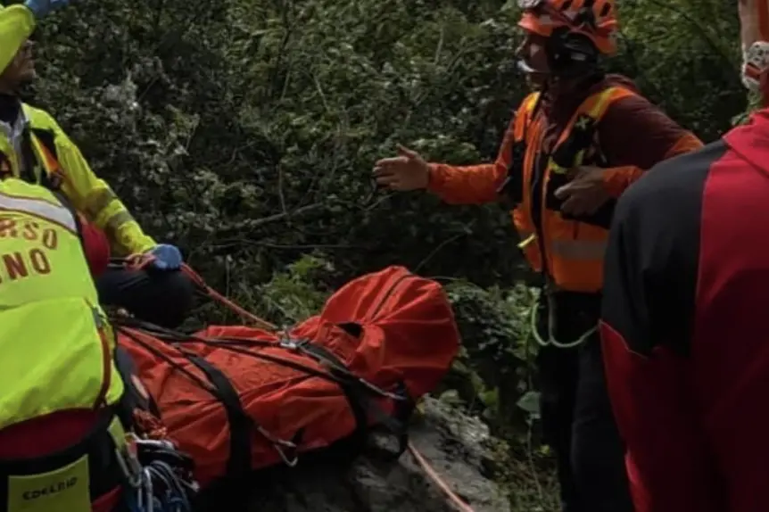 Nago-Torbole, cade per sei metri in falesia: soccorritore ferito
