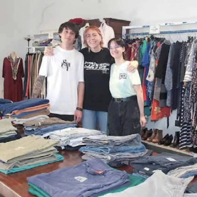 Studenti e giovani conquistati dai vestiti di seconda mano