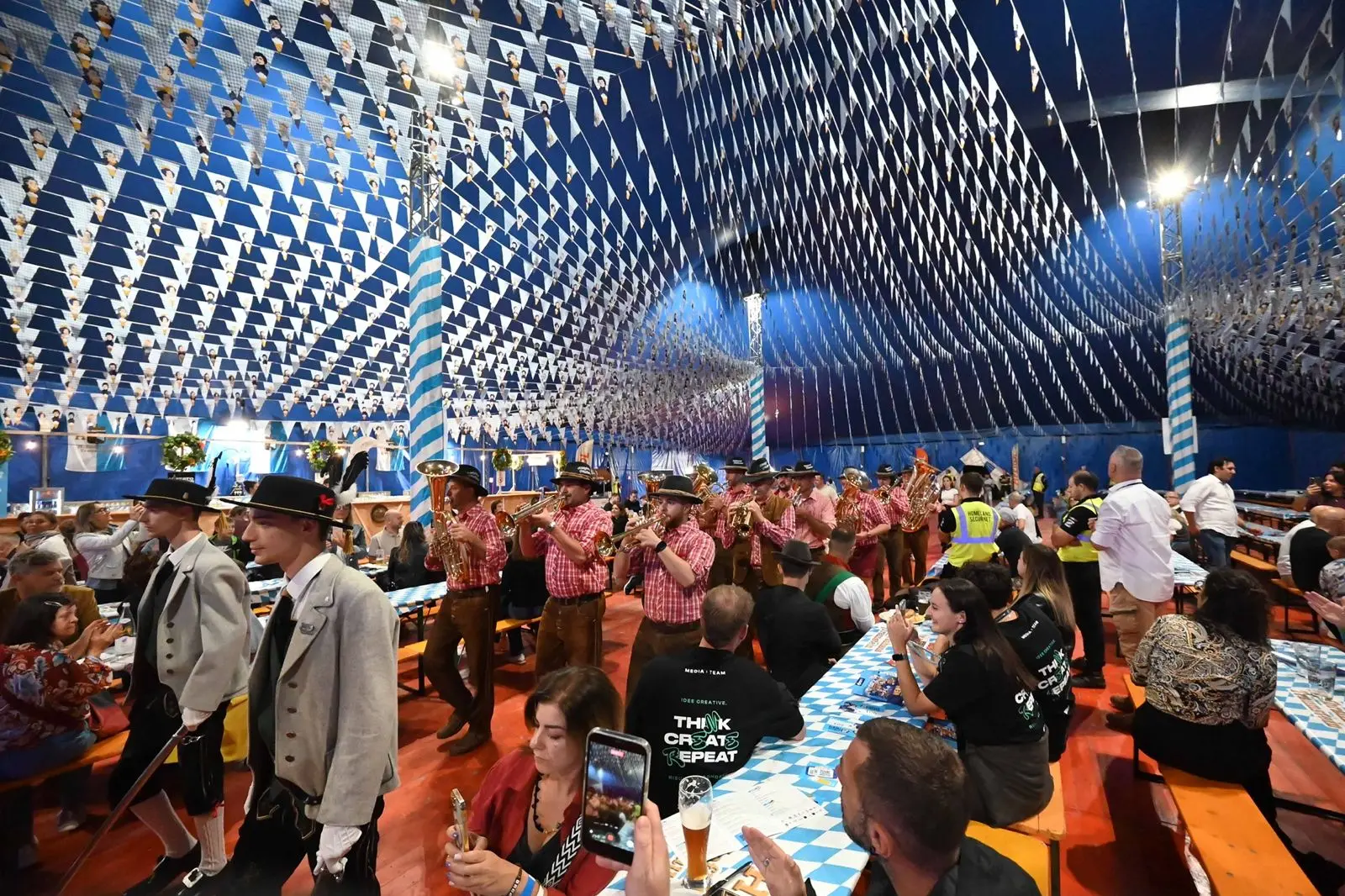 Oktoberfest Trento al via: festa, musica e tradizione bavarese (Foto Panato)