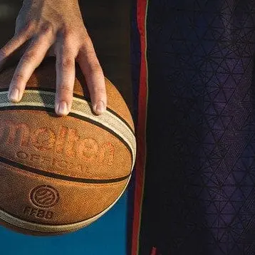 Piazza Venezia, rinasce il campetto da basket: inaugurazione con i campioni dell’Aquila