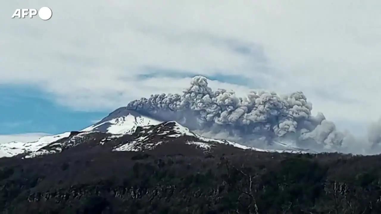 Cile, alta colonna di fumo dopo l'eruzione del vulcano Chillán