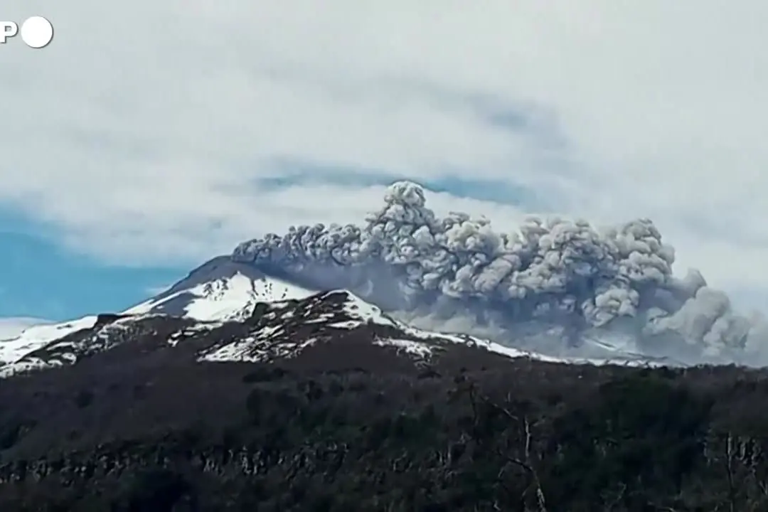 Cile, alta colonna di fumo dopo l'eruzione del vulcano Chillán