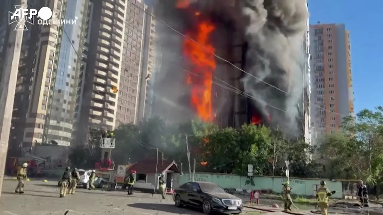 Ucraina, in fiamme un edificio a Odessa dopo un attacco russo
