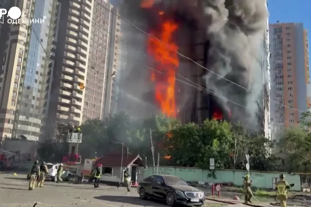 Ucraina, in fiamme un edificio a Odessa dopo un attacco russo