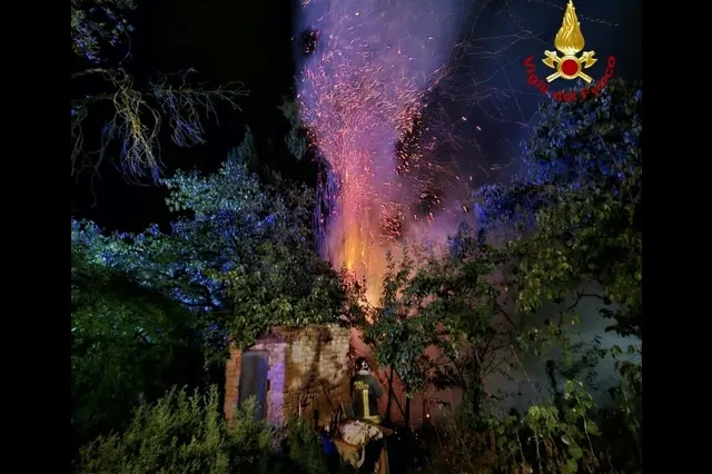 Due incendi e caduta albero a Monteriggioni a causa dei fulmini