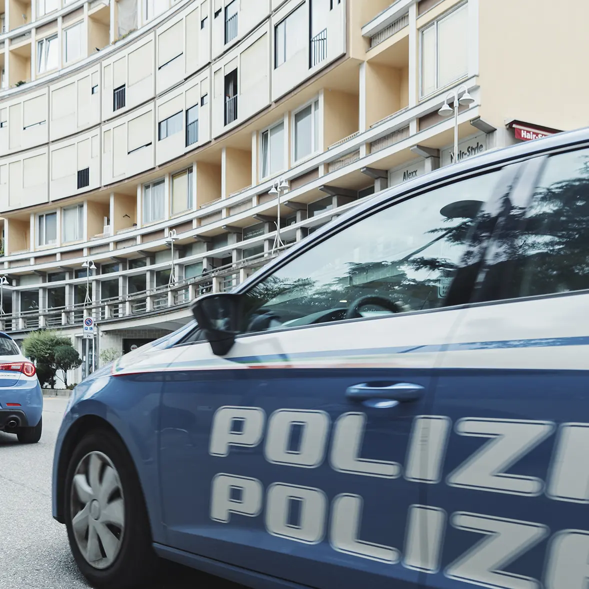 Bolzano, afferra una donna per i capelli e la minaccia con un coltello
