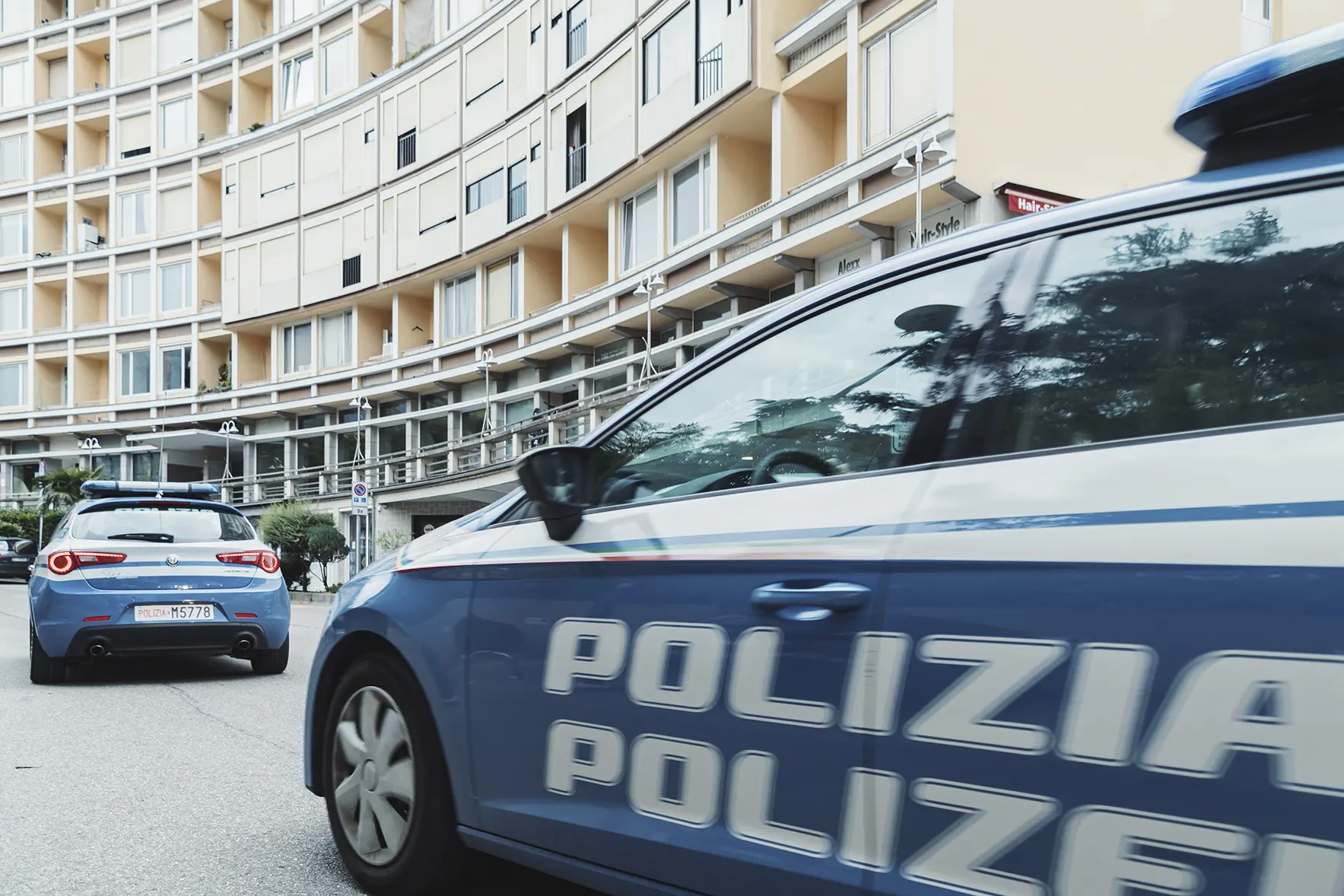 Bolzano, afferra una donna per i capelli e la minaccia con un coltello