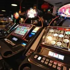 Armato di forbici fa una rapina in una sala slot di Trento: arrestato