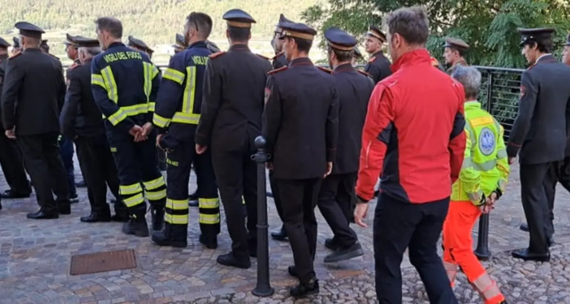 Valle di Cembra, cento vigili del fuoco volontari di quattro corpi riuniti a Segonzano