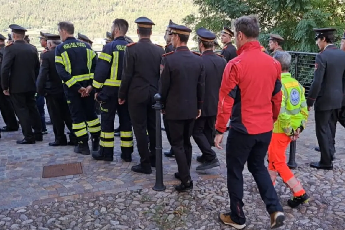 Valle di Cembra, cento vigili del fuoco volontari di quattro corpi riuniti a Segonzano