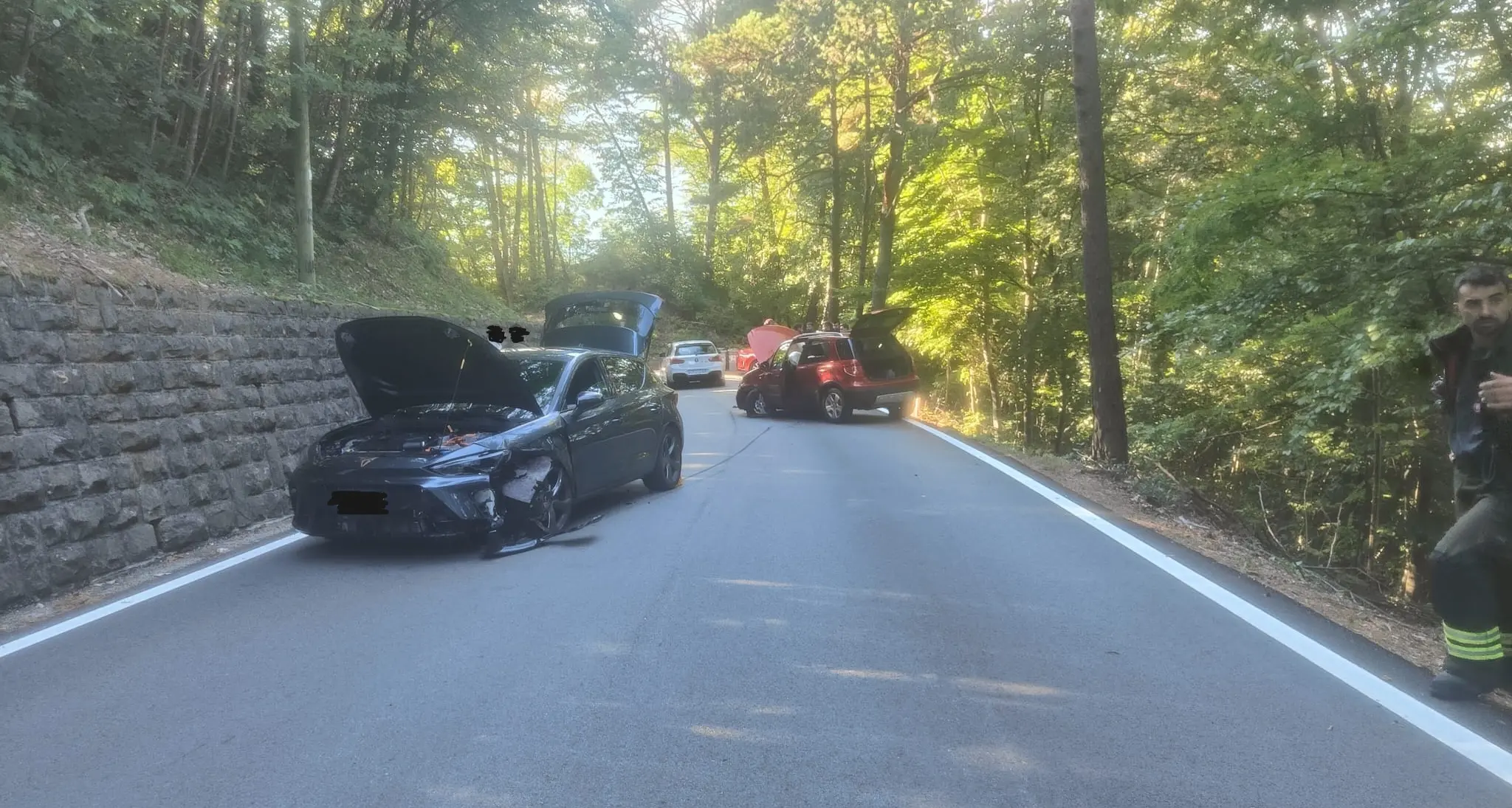 Schianto tra due auto sulla strada per Montevaccino: due persone all’ospedale