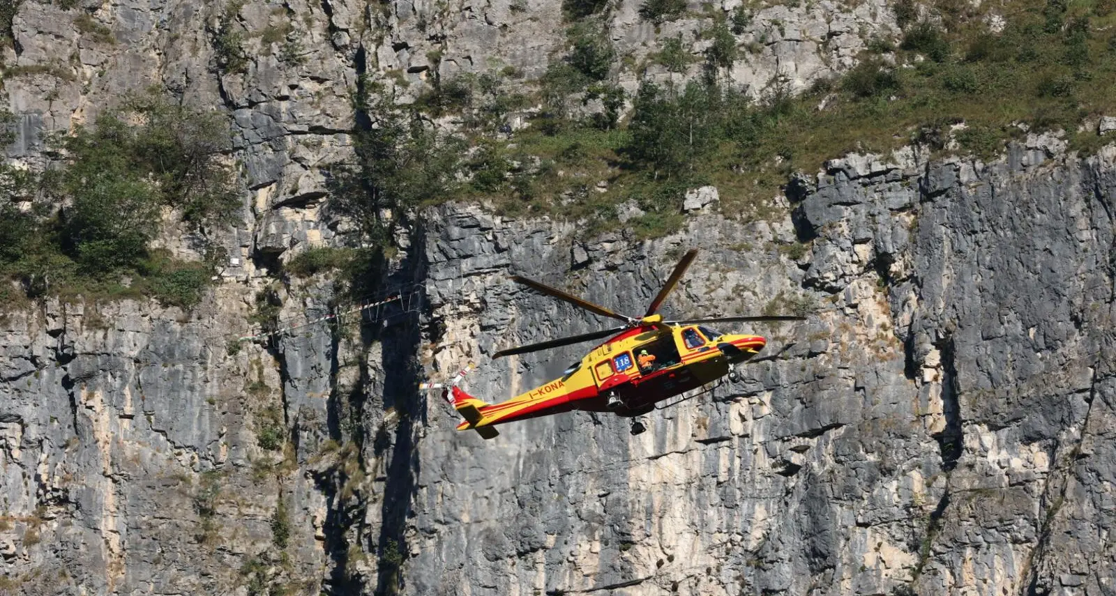 Tragedia in Valdastico, escursionista precipita per oltre cento metri e muore