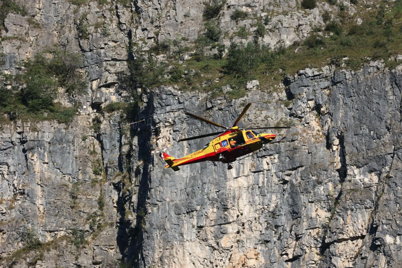 Tragedia in Valdastico, escursionista precipita per oltre cento metri e muore