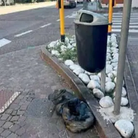 Trento, lascia i sacchi in strada: sanzione di mille euro