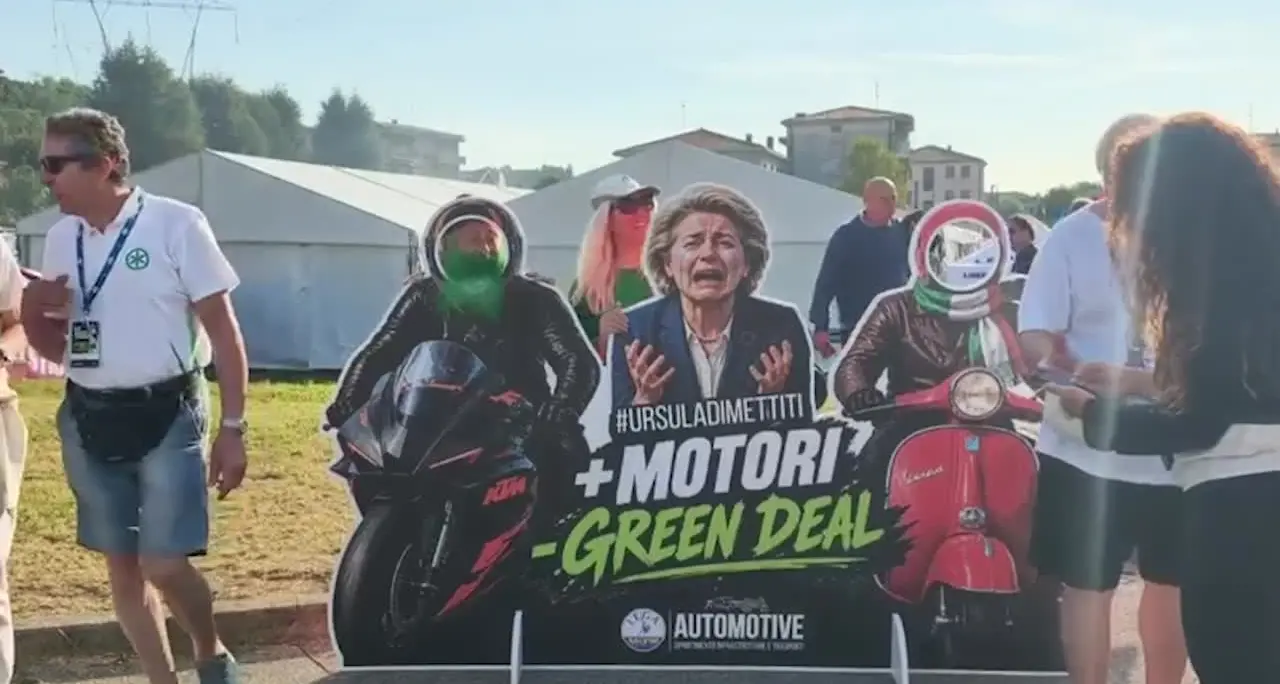 Pontida le magliette pro e contro Salvini, 'sempre con lui', 'si dimetta subito'