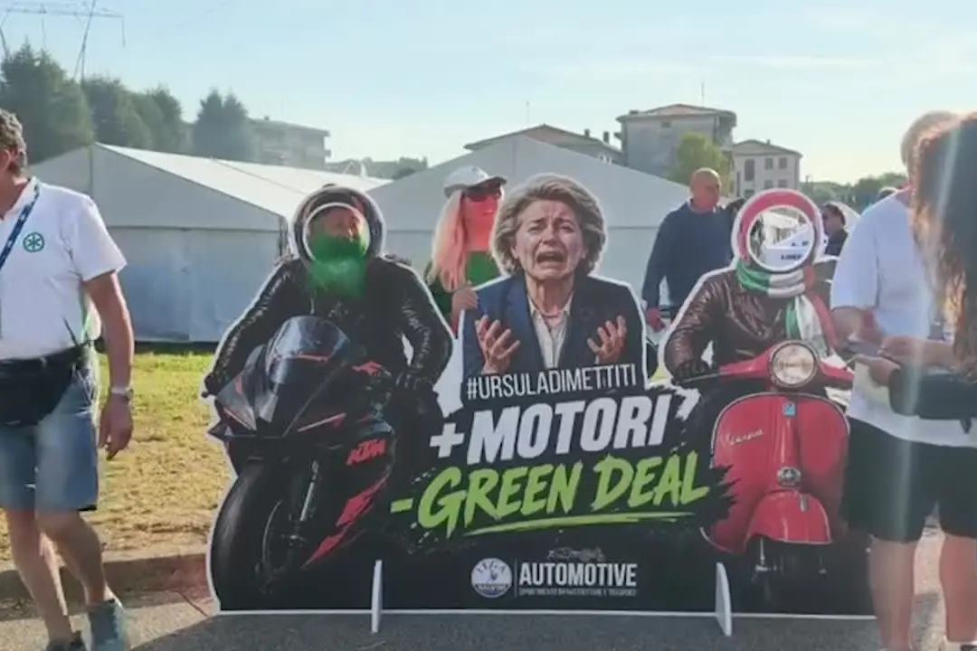 Pontida le magliette pro e contro Salvini, 'sempre con lui', 'si dimetta subito'