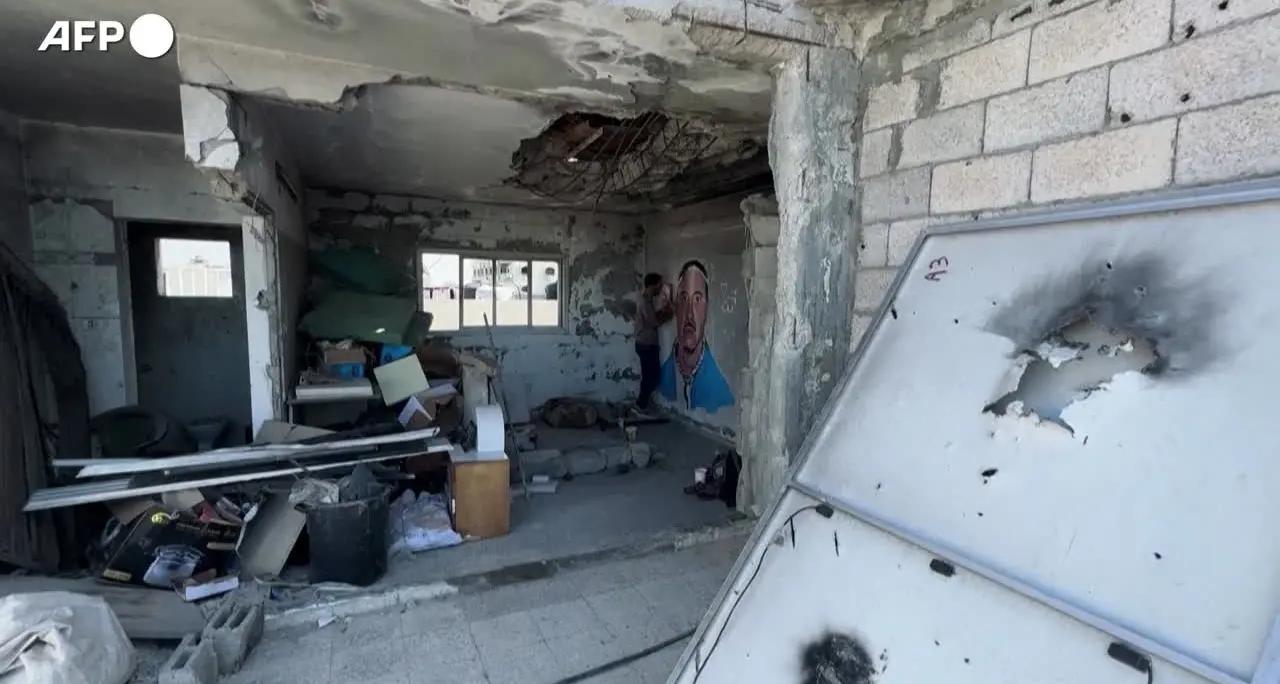 Gaza, artista realizza un murale in onore del rapper Macklemore