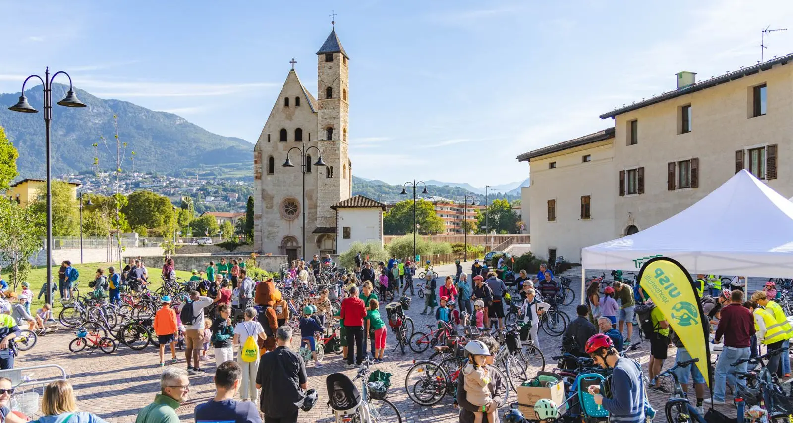 Partenza della “Trento in bici” da P.zza di Piedicastello (Foto di Alessandro Holneider)