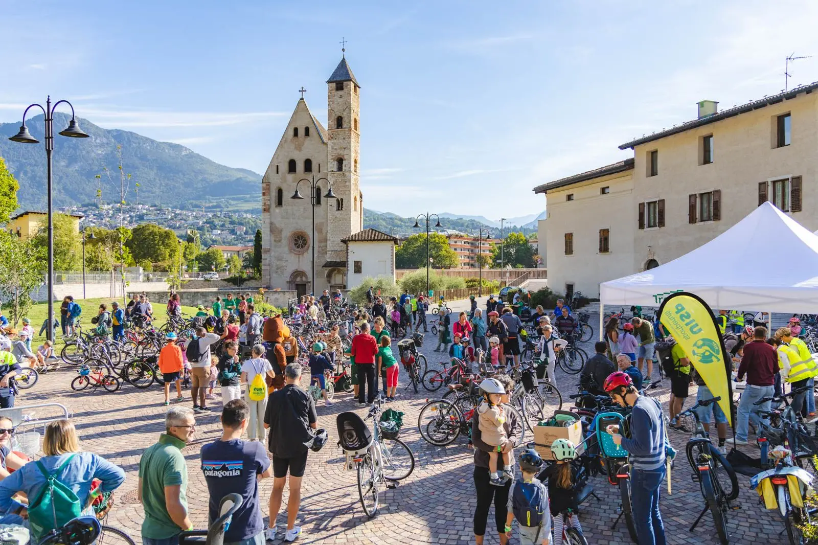 Partenza della “Trento in bici” da P.zza di Piedicastello (Foto di Alessandro Holneider)