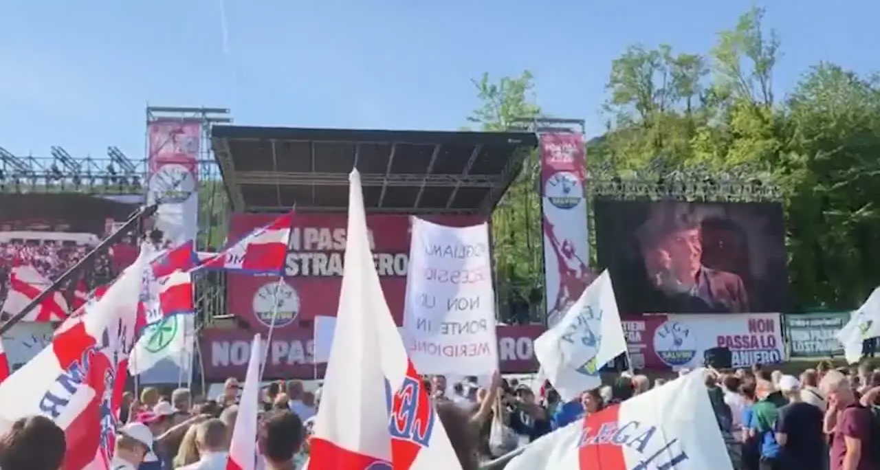 Pontida si apre con video tributo a Bossi e il Va' pensiero. Le critiche di Calderoli