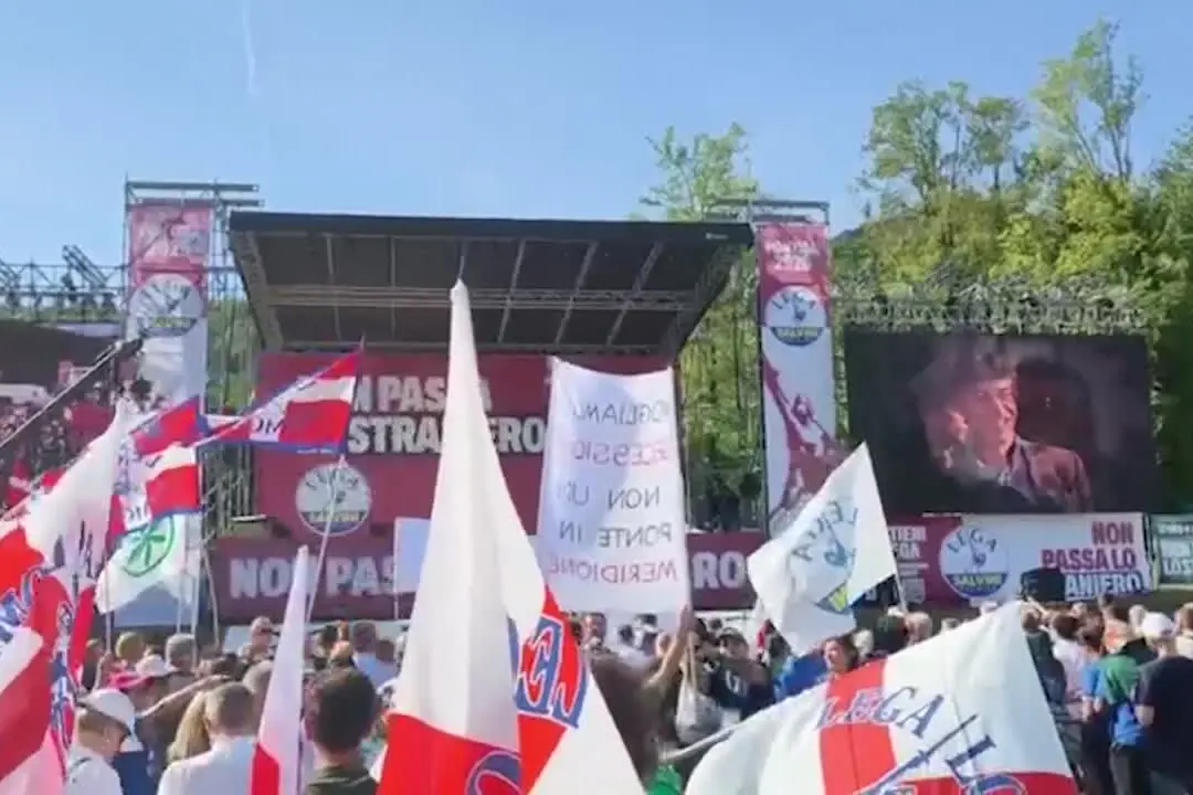 Pontida si apre con video tributo a Bossi e il Va' pensiero. Le critiche di Calderoli