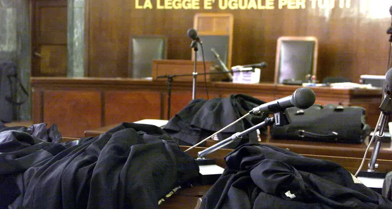 Ruba al supermercato e minaccia di morte la guardia con una bottiglia di whisky: arrestato