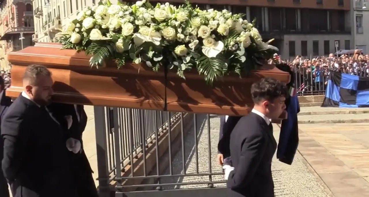 Funerali Mazzola, l'arrivo e l'entrata del feretro a Sant'Ambrogio
