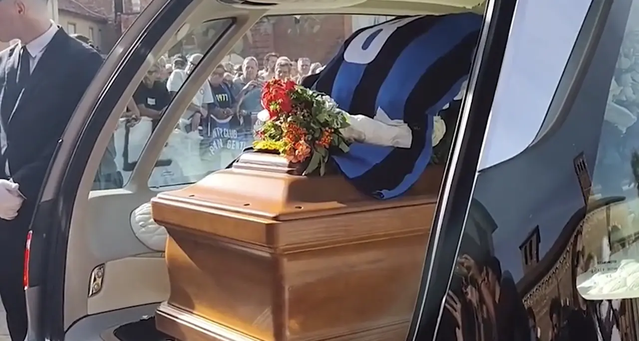 Funerali Mazzola, il feretro lascia Sant'Ambrogio tra cori e applausi
