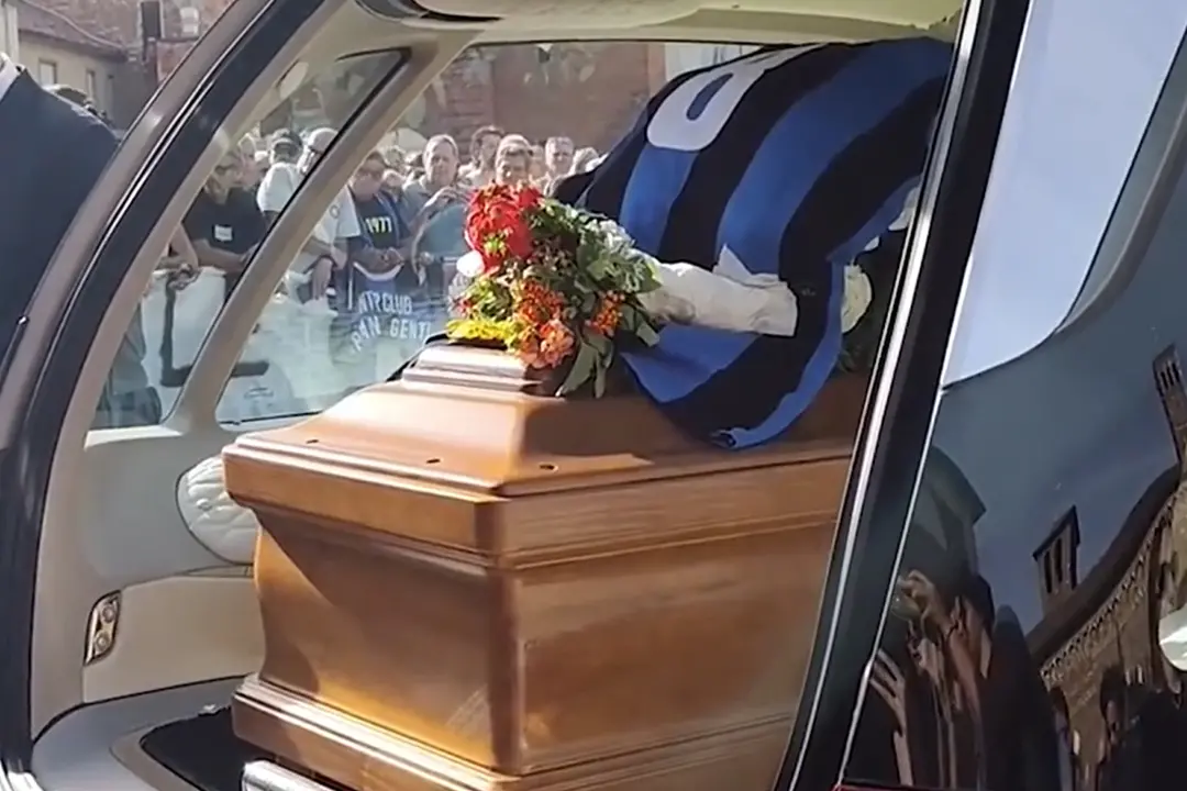 Funerali Mazzola, il feretro lascia Sant'Ambrogio tra cori e applausi