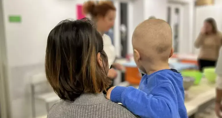 Tumori infantili, curare un figlio lontano da casa può costare quasi 35 mila euro l’anno