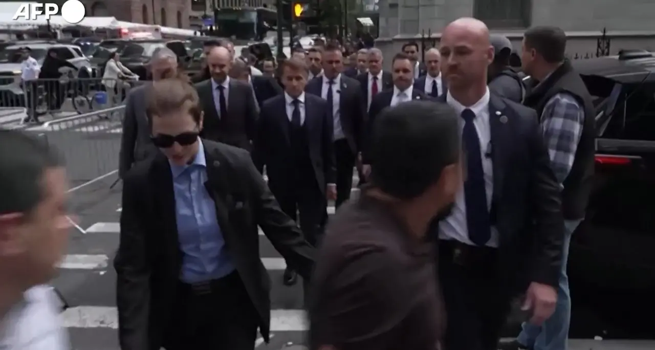 Macron a piedi a New York verso la Trump Tower per il vertice con il presidente Usa