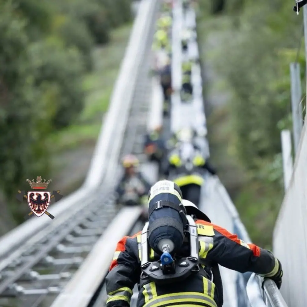 Garda Lift on Fire, 600 gradini e 25 chili di equipaggiamento: a Riva la sfida dei vigili del fuoco