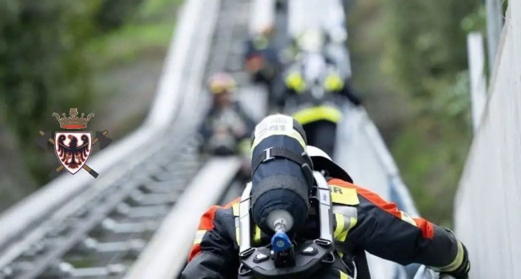 Garda Lift on Fire, 600 gradini e 25 chili di equipaggiamento: a Riva la sfida dei vigili del fuoco