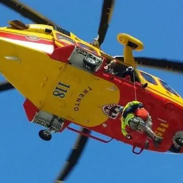 Cade sul sentiero a 2.400 metri e batte la testa: soccorsa escursionista di 56 anni