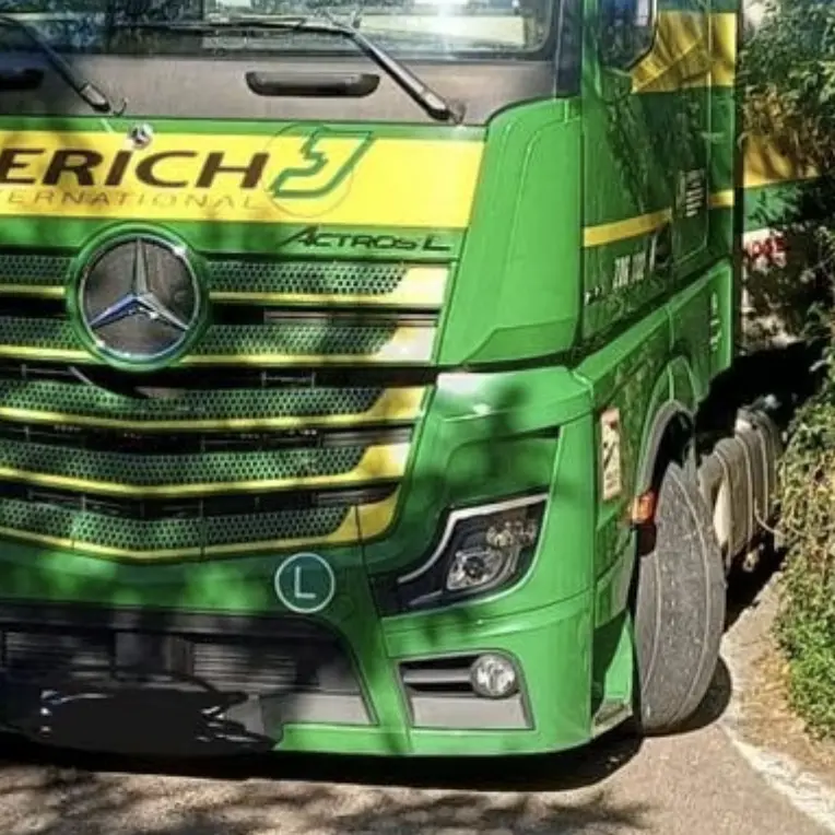 Tir incastrato sulla salita per Gardolo di Mezzo: strada bloccata