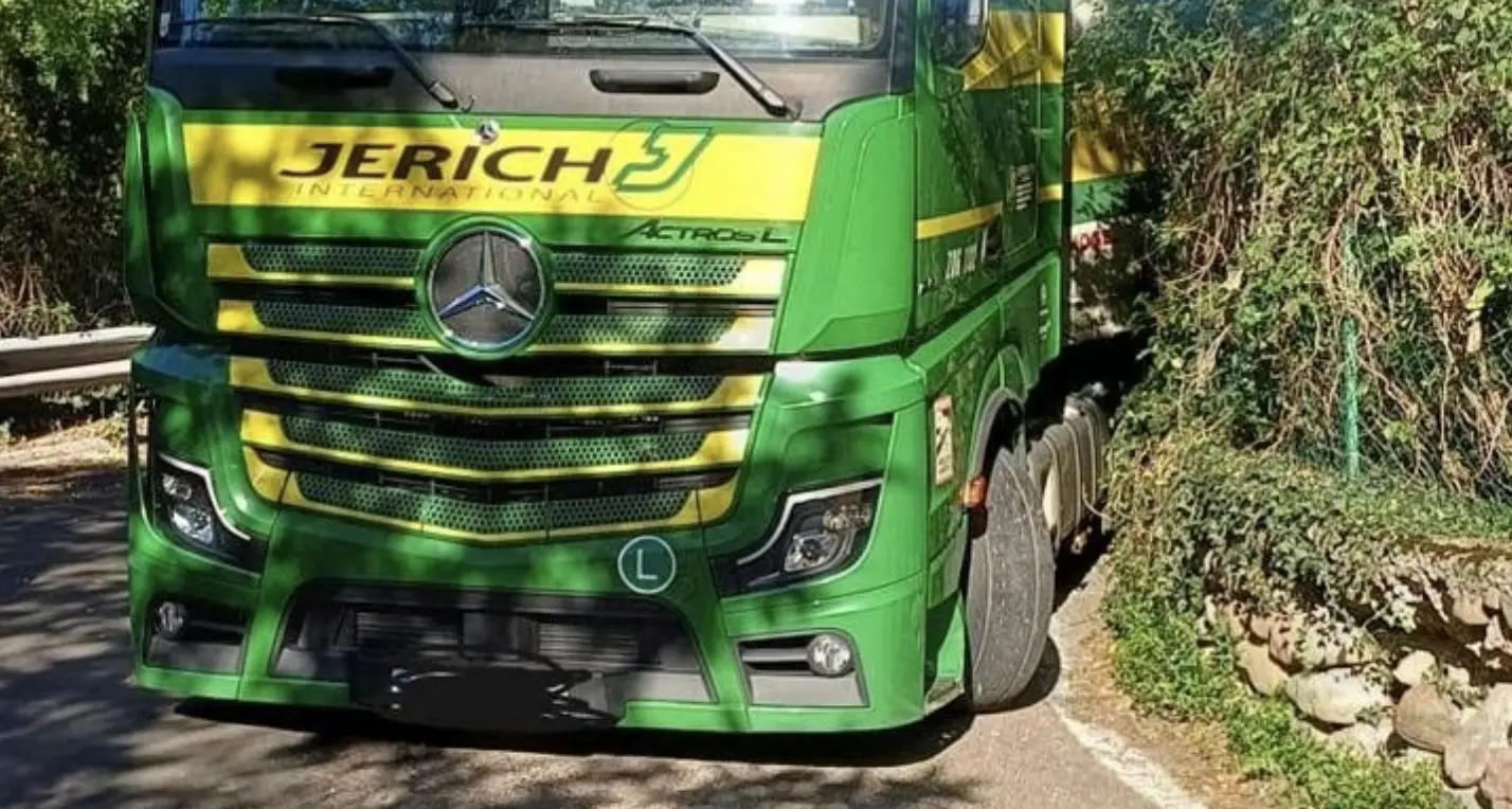Tir incastrato sulla salita per Gardolo di Mezzo: strada bloccata