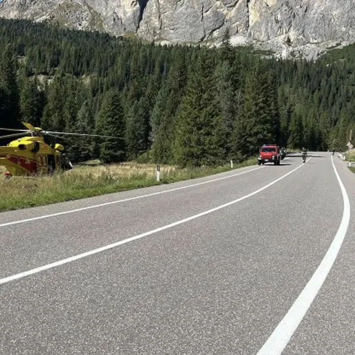 Scende in bici dal passo Sella e si scontra con un’auto: grave 75enne