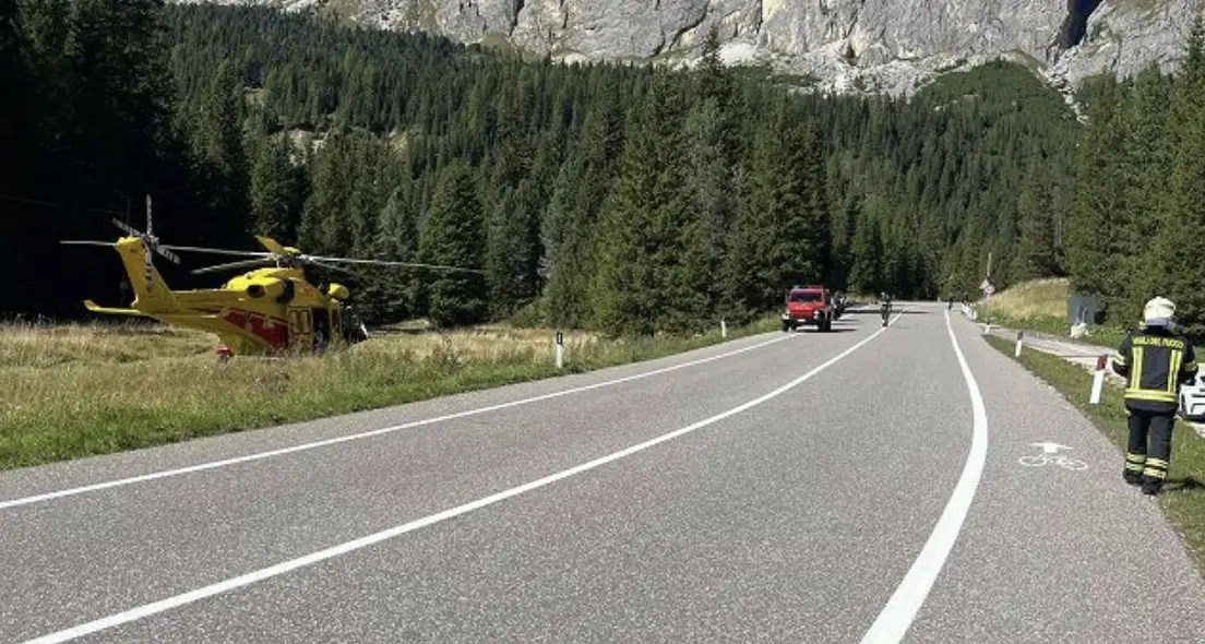 Scende in bici dal passo Sella e si scontra con un’auto: grave 75enne