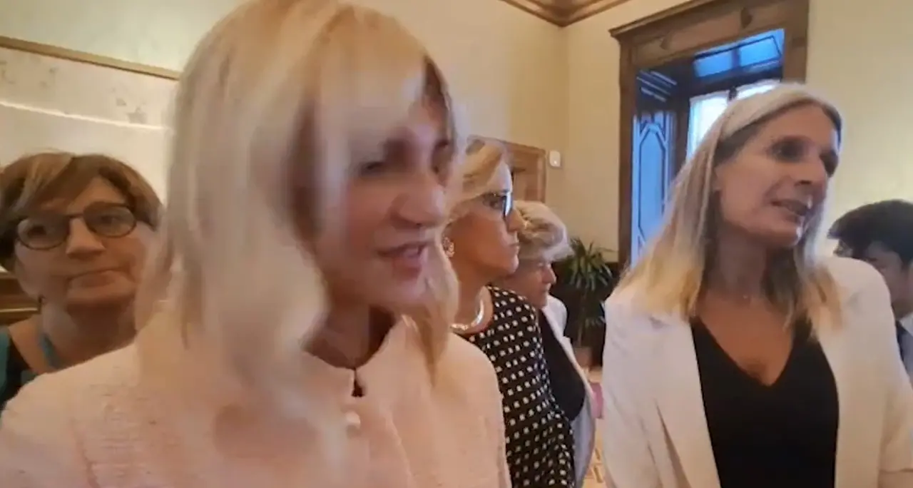 Senatrici dell'opposizione in gonna contro Tajani e Vannacci