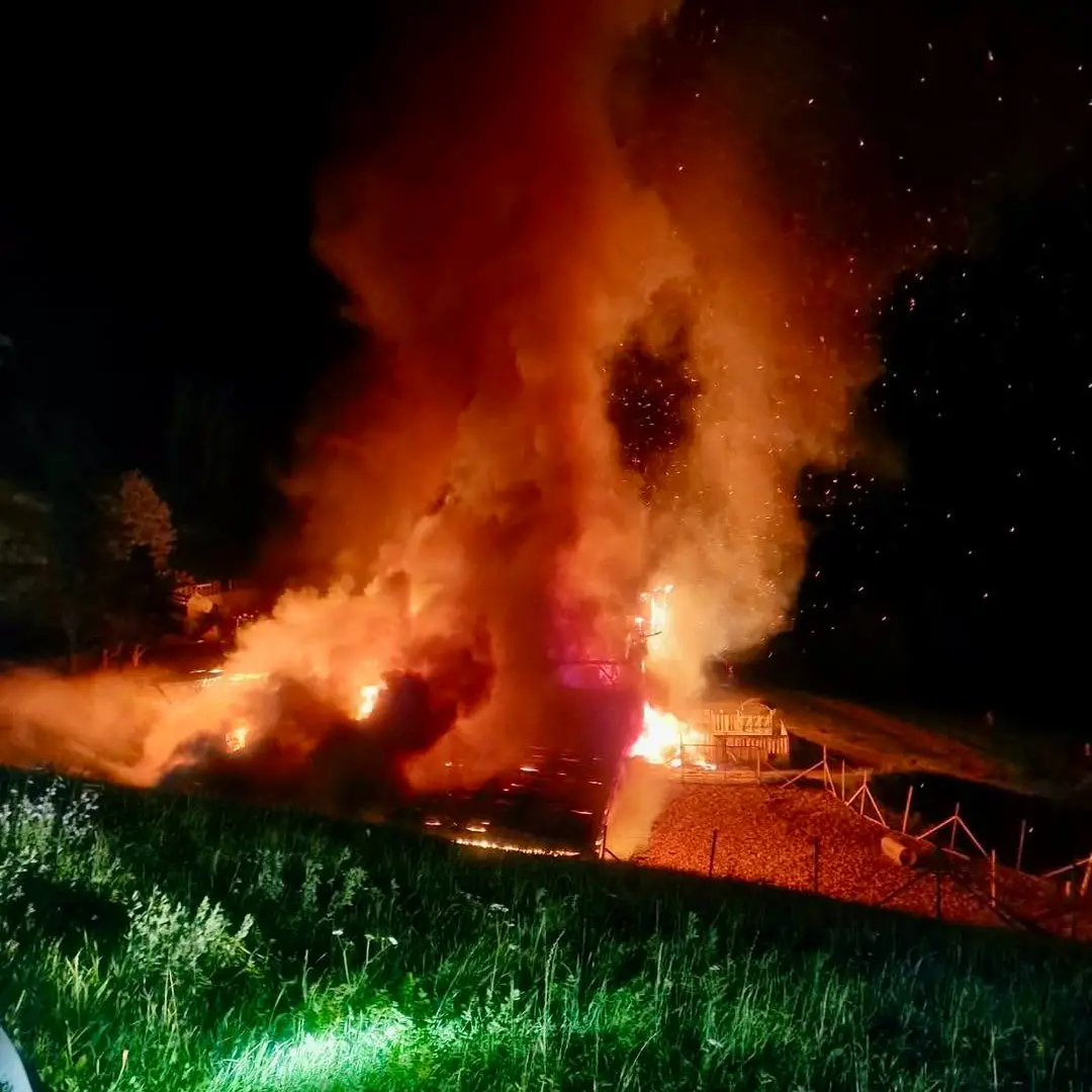 Fienile distrutto dal fuoco sul Renon, salvati sette capi di bestiame. Si cerca il titolare del maso