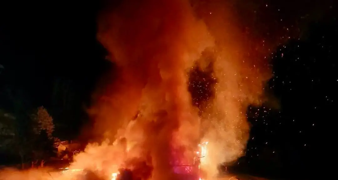 Fienile distrutto dal fuoco sul Renon, salvati sette capi di bestiame. Si cerca il titolare del maso