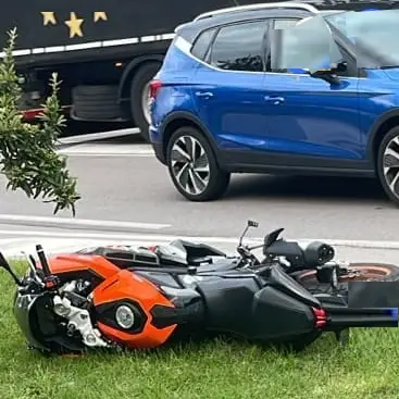 Scontro tra un auto e una moto a Ceniga, 17enne sbalzato sull’asfalto: paura sulla Statale