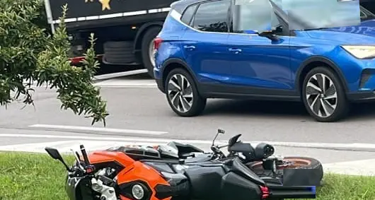 Scontro tra un auto e una moto a Ceniga, 17enne sbalzato sull’asfalto: paura sulla Statale