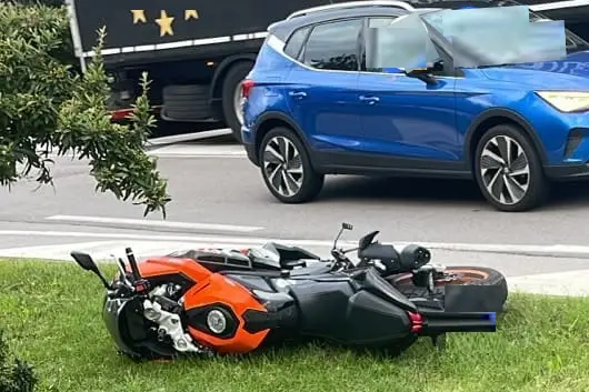 Scontro tra un auto e una moto a Ceniga, 17enne sbalzato sull’asfalto: paura sulla Statale
