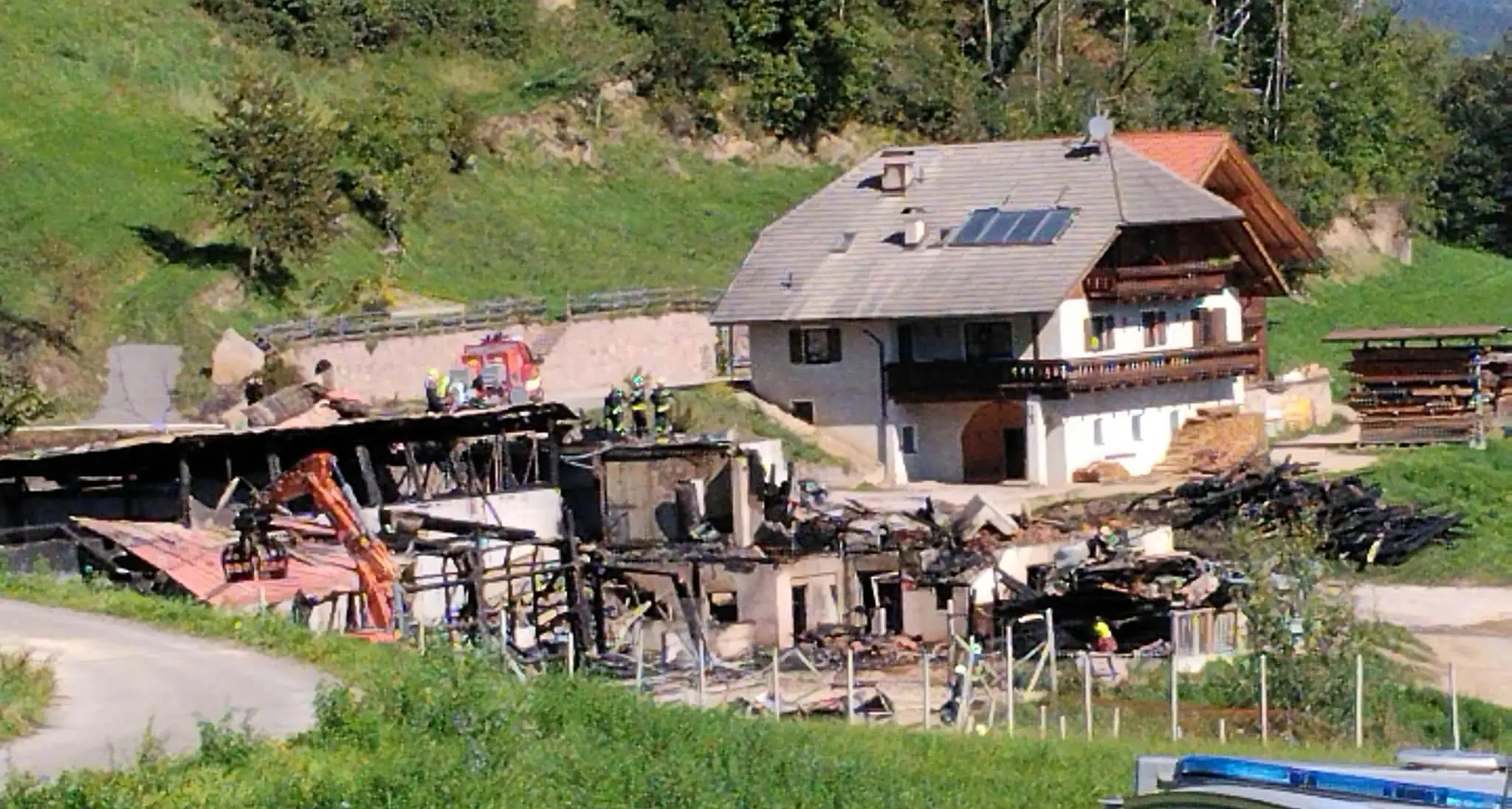 Incendio al Vogelhauserhof, titolare disperso sul Renon