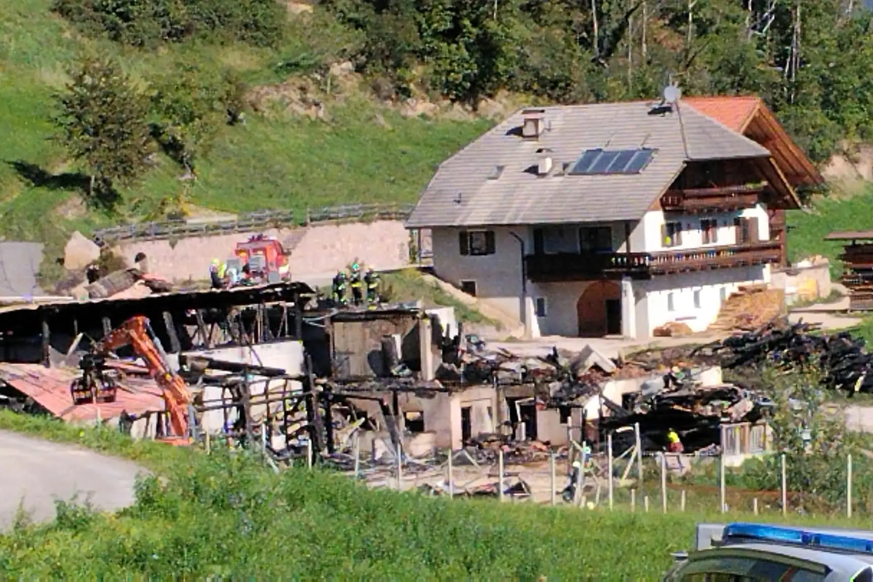 Incendio al Vogelhauserhof, titolare disperso sul Renon
