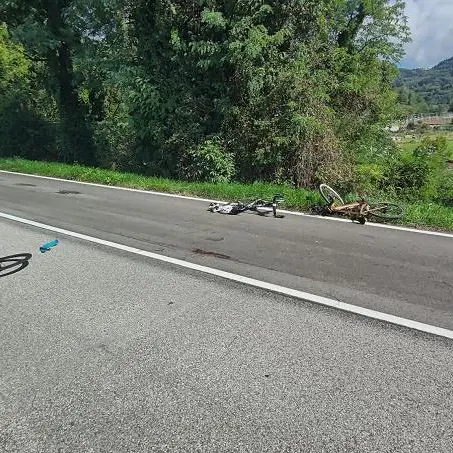 Scontro fra due ciclisti sulla provinciale a Civezzano: grave un 65enne